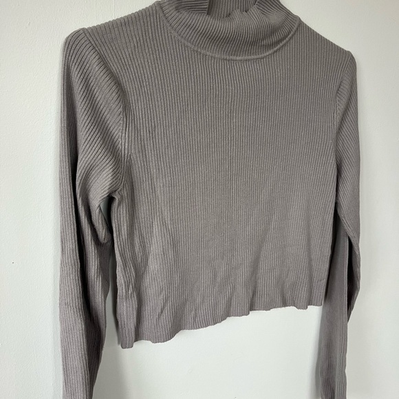 🌲5/$20🌲Ardene Cropped Long Sleeve top - Picture 2 of 3